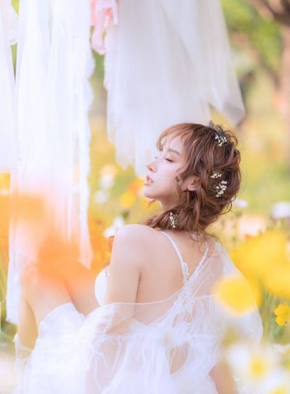 女仆露出双乳给客人玩