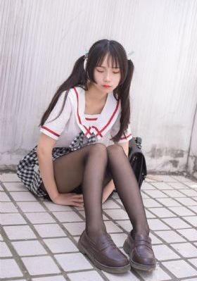 寂寞岳的手伸进我的内裤视频